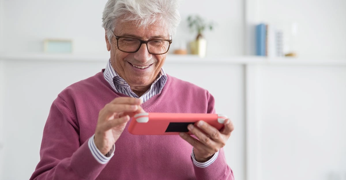 Пожилые люди за компьютером играют в цифровые игры