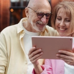 Пожилой человек за компьютером изучает цифровые развлечения