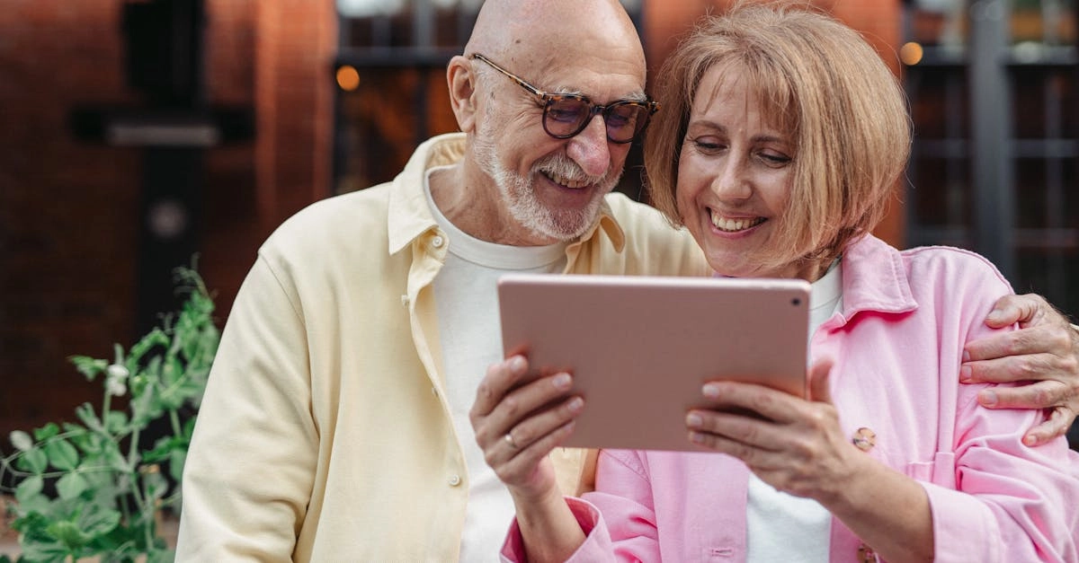 Пожилой человек за компьютером изучает цифровые развлечения