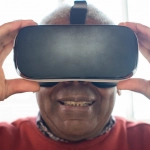 Пожилой человек осваивает современные цифровые технологии