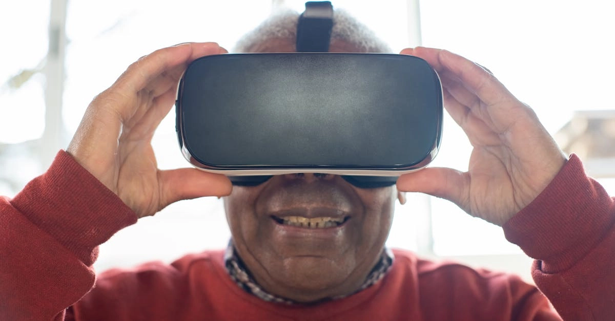 Пожилой человек осваивает современные цифровые технологии