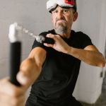 Пожилой человек изучает современные цифровые технологии и развлечения