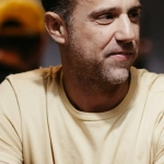 Пожилой человек за компьютером изучает онлайн казино безопасно