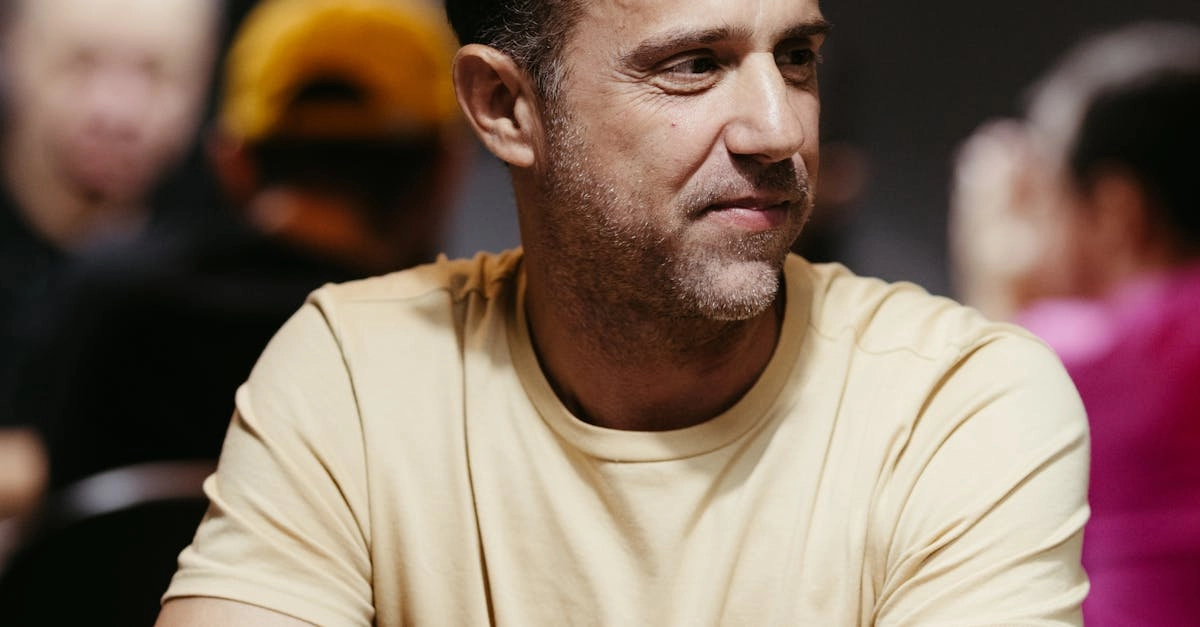 Пожилой человек за компьютером изучает онлайн казино безопасно